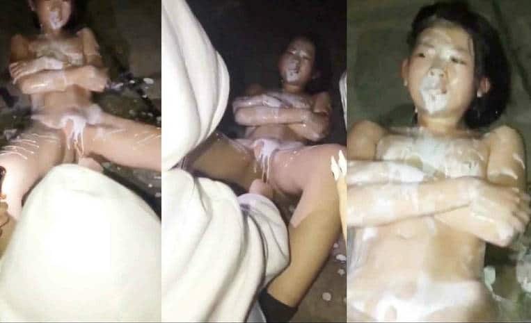 【校园霸凌】学生妹被扒光衣服往身上淋牛奶❤️旁边男同学拿手机录视频【168M】