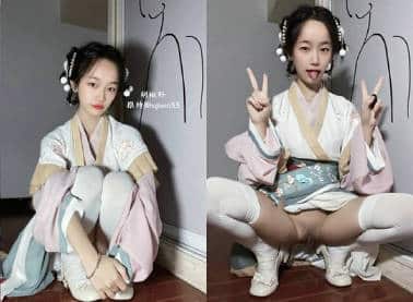 04年身材苗条小姐姐【胡椒仔】露脸高价定制❤️各种COSER粗大道具紫薇，新娘子妆扮脸逼同框坐插【2.9G】
